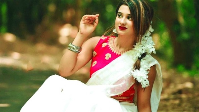বৃষ্টি হোক বা না হোক, এ সময় বাতাসে আর্দ্রতা বেশি থাকে। তাই ত্বকে খুব সহজেই চলে আসে চিটচিটে ভাব। এ সম...